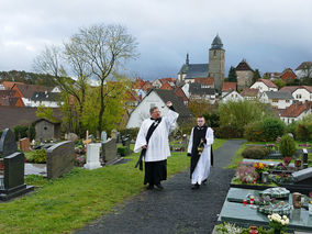 Segnung der Gräber auf dem Friedhof in Naumburg (Foto: Karl-Franz Thiede)